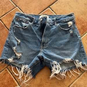 Abercrombie & Fitch The 4” Mom Short High Rise. Size 28/6.
